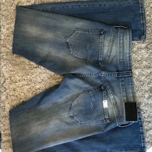 Replay jeans - Jättesnygga lågmidjade replay jeans använda en gång!! Säljer då jag har för många jeans🩷 raka/bootcut