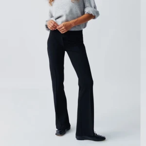 Lågmidjade kostymbyxor - Jätte fina utsvängda och lågmidjade kostymbyxor i ett stretchigt material från gina, nypris 400kr. Skriv för mått och fler bilder❤️