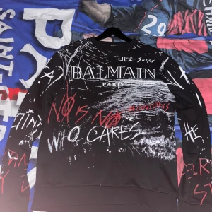 Balmain sweatshirt  - En riktigt fin balmain tröja som är lite finare än vanliga tröjor och är nästan som nu är max använd 5 gånger och är väldigt handomtagen. Storleken är M men passar även S. Ifall du har några funderingar hör av dig och priset kan diskuteras 