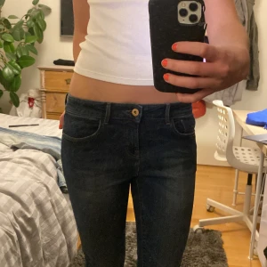 Mörkblå Lowwaist bootcut jeans - Sååå snygga lågmidjade utsvängda jeans! Prislapp finns kvar! 