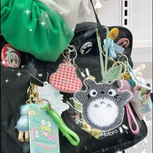 Totoro Pouch Bag Charm 🍃💫 - Handgjord Totoro Pouch med plats för hörlurar/lypsyl/nycklar! Perfekt att hänga på väska som dekoration 🍀 💌 Frakt 22kr via swish eller använd KÖP NU! Postas inom 2-3 dagar efter betalning 🤗