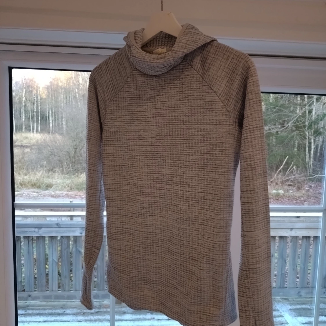 Grå långärmad hoodie - 91