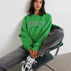 Snygg crewneck från Gina tricot - Snygg grön crewneck från Gina tricot, den är utsåld!  Använd ett par gånger bara! Fin passform ❤️ Bra pris 