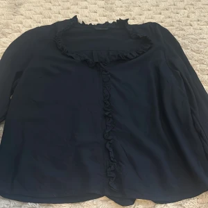 Fin blus från ellos  - Detta är en fin mörkblå blus i storlek 46 (liten i storleken) den är i ett bra skick! Jättefina detaljer💙