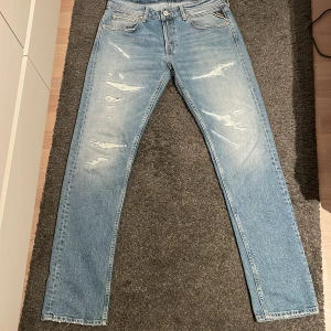 Blå jeans från Replay - Säljer ett par blåa replay jeans i storleken W 31 L 32. Jeansen är knappt använda då det inte är min stil. De har inga defekter. Vid frågor eller intresse är det bara att skriva! 