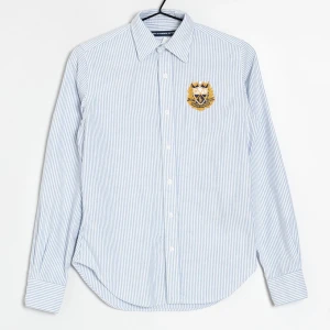 Randig skjorta från Ralph Lauren - Säljer en stilren och klassisk blå- och vitrandig skjorta från Ralph Lauren. Skjortan har ett broderat emblem på bröstet och är i mycket bra skick. 