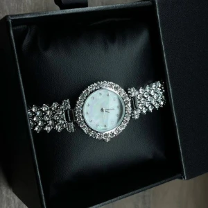 Glittrig silverklocka med pärlor - Hej!! Säljer min eleganta klocka i silver som jag  fått i present som tyvärr aldrig kommit till användning. Den är Perfekt för festliga tillfällen men även vardaglig. Hör av er i dm för mer intresse!! Pris 150 kr (pris kan diskuteras) 💞💞