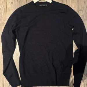 Marinblå tröja från J.Lindeberg - Marinblå tröja från J.Lindeberg i mycket bra skick. Storlek small men sitter som xs. Passar om du är ish 170cm. Merinoull blandning, Kashmir liknade i utseendet. Nypris 1399kr. Kontakta mig vid ytligare frågor.