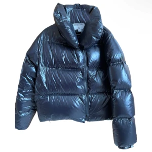 Svart pufferjacka från Filippa K - SÖKER!!! Skriv till mig om ni säljer denna Filippa k jackan i S eller M!! GLANSIG ELLER MATT! ❤️❤️