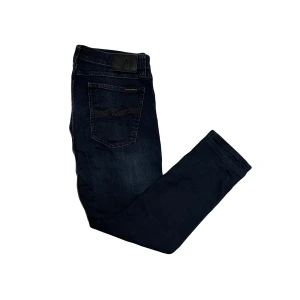 Nudie jeans - Nudie jeans med snygg wash. Storlek 31/32. Men är ganska små i längden. Skriv om du vill ha mått. 