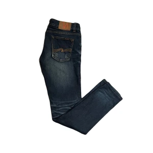 Nudie jeans - Riktigt snygga och nudie jeans med sällsynt wash och colourway. Sköna slitningar! Storlek 29/33. Modellen är thin finn ”dry Japan”. Mycket bra skick!  Sällsynta nudie jeans därav priset!