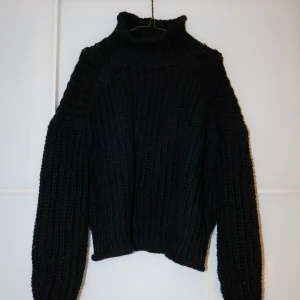 Svart stickad tröja från H&M - Säljer en svart stickad tröja från H&M i storlek S. Den har en hög krage och långa ärmar, perfekt för kyliga dagar. Tröjan är ribbad och ger en mysig känsla. Passar både till vardags och lite finare tillfällen. 🖤