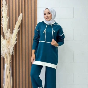 Petrolblå hoodie med vita detaljer - Säljer en snygg petrolblå hoodie med vita kontrastlinjer och dragsko i halsen. Perfekt för en avslappnad stil, med långa ärmar och en loose passform. Den är superbekväm och passar perfekt till höst och vår. Perfekt för chill dagar eller en promenad i parken.