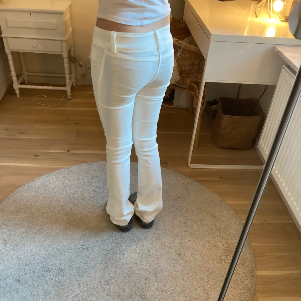 Säljer ett par vita jeans i mycket bra skick. De är lågmidjade och bootcut i storlek xxs! 🕺. Jeans & Byxor.