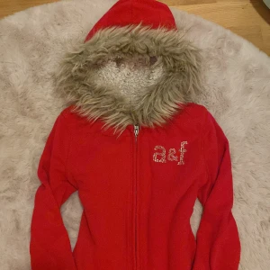  hoodie från Abercrombie  - Super fin hoodie från abercrombie & fitch, det står XL kids men den passar mig som e xs/s!                