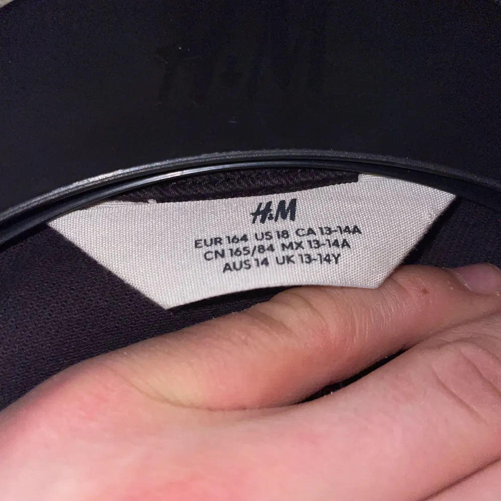 Säljer en stilren svart jacka från H&M i bra skick. Den har långa ärmar och knappar framtill. Skriv vid minsta lilla fundering✍️😀✅. Jackor.