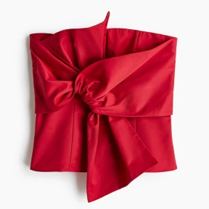 Röd axelbandslös topp med rosett - Säljer en jättefin röd festopp!!💕toppen är endast använd en gång💕 