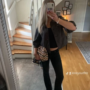 Brun glittrig kofta - Snygg brun glittrig koftai normal passform. Perfekt för höst och vår, med trekvartsärmar som ger en stilren look. Passar både till vardags och fest. 🖤