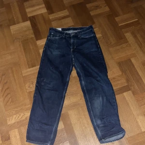 Blå jeans från H&M - Säljer ett par blå loose fit jeans från H&M i bra skick. De har en klassisk femficksdesign och är perfekta för en avslappnad stil. Passar bra till både vardag och fest. Tillverkade i Bangladesh. Dem är smutsiga just nu men tvättas såklart innan dem postas!