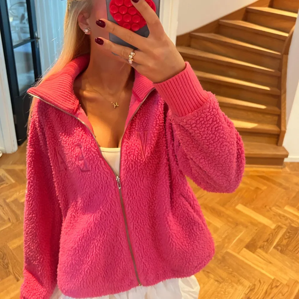 Säljer denna sååå unika och coola fleece i så cool och najs rosa färg wowsiiii😍😍❤️❤️❤️. Tröjor & Koftor.