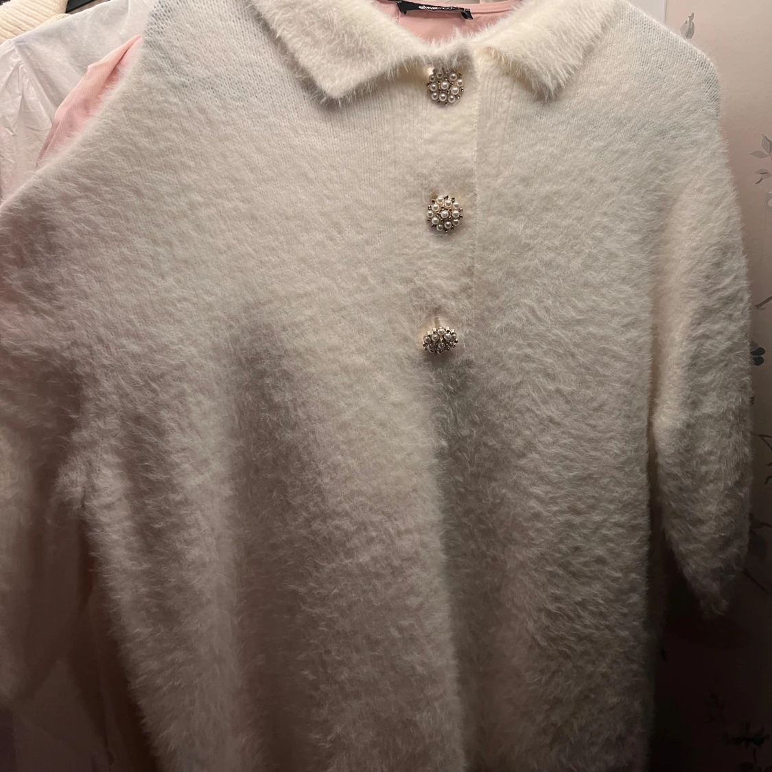 Vit fluffig kofta med pärlknappar - 90