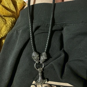 Viking läder halsband - Fick av en kompis men använder aldrig. Äkta läder och sterling silver.