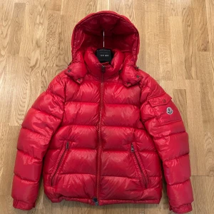 Moncler Maya - - Moncler Maya Röd - Size: 2 (S/M) - 7/10 (se bild på flaw) - Price: 5699 SEK