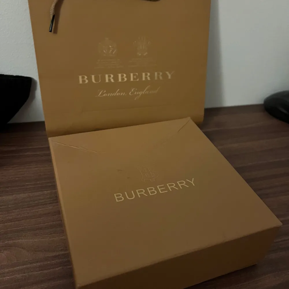 Säljer ett snyggt Burberry bälte med det ikoniska rutmönstret. . Accessoarer.