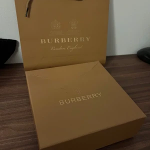 Burberry bälte  - Säljer ett snyggt Burberry bälte med det ikoniska rutmönstret. 