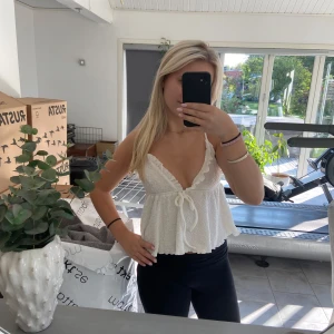 Vit topp med korsad rygg - Jättefin topp men kommer tyvärr inte till användning. Bra skick!!