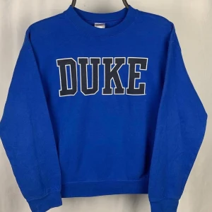 Blå sweatshirt - Supercool blå sweatshirt med svart tryck, använd några få gånger men är fortfarande i superbra skick!🤍Passar tjej som kille🙏🏼