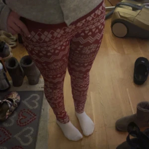 Röda mönstrade leggings - Superfina röda leggings med ett mysigt vintermönster i vitt. Perfekta för kalla dagar när du vill vara både bekväm och stilren. De är tighta och passar perfekt till en stickad tröja eller hoodie. Perfekt för att mysa hemma eller för en avslappnad dag ute. 🧣❄️
