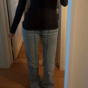 Ljusblå jeans med bootcut - Säljer ett par ljusblå bootcut jeans från Lager 157 åt min syster! Lågmidjade och i gott skick!🥰