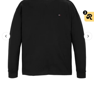 Svart tröja från Tommy Hilfiger - Säljer en stilren mörkgrå/svart tröja från Tommy Hilfiger. Den har en liten logga på bröstet och är perfekt för både vardag och avslappnade tillfällen. Tröjan är i bra skick och har långa ärmar. Passar perfekt till jeans eller kjol! Köpt på barnavdelningen men passar mig som har S normalt