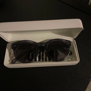 Svarta solglasögon från Chimi - Tja, Säljer nu mina Chimi 03 solglasögon. Glasögonen är i mycket bra skick och kommer i sitt originalfodral. Beställde dom från Chimis hemsida för 1350 kr. 