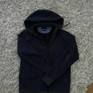 Massimo dutti cardigan  - Säljer nu min mörkblåa as feta Massimo dutti cardigan, stoleken är S men den passar även mig som har M, jag e 181. Luvan går att ta av👍🏼