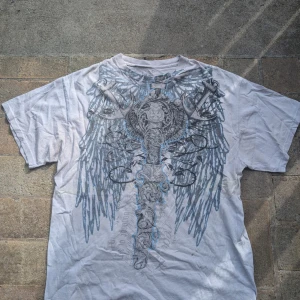 Affliction Chemistry T-shirt - Säljer en grå tshirt med affliction stil från Chemistry. Tshirten har blåa detaljer. Storlek XL Skick: tröjan har några supersmå hål och lika med fläckar men går att tvätta bort.