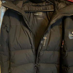 Sail Racing jacka - Säljer en sail racing jacka. Den är tjock och varm att ha under vintern. Org pris var 3500kr. Bra skick på jacka bortsett från en liten vit fläck på framsidan som går bort ifall man tvätta den. Storlek S på jackan
