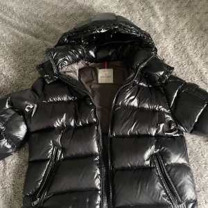 Moncler jacka  - Moncler Maya jacka, nästan aldrig använd 