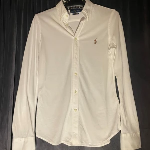 Ralph lauren Oxford skjorta. - Säljer denna fina skjorta från Ralph Lauren som är utan defekter. Använd några gånger men i vackert skick. Kontakta gärna vid frågor.