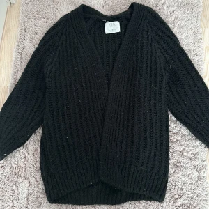 Svart stickad kofta från Zara - Mysig svart stickad kofta från Zara i bra skick. Den är för barn 140 cm har inte använt den så mycket men är super fin och mysig 💫❤️