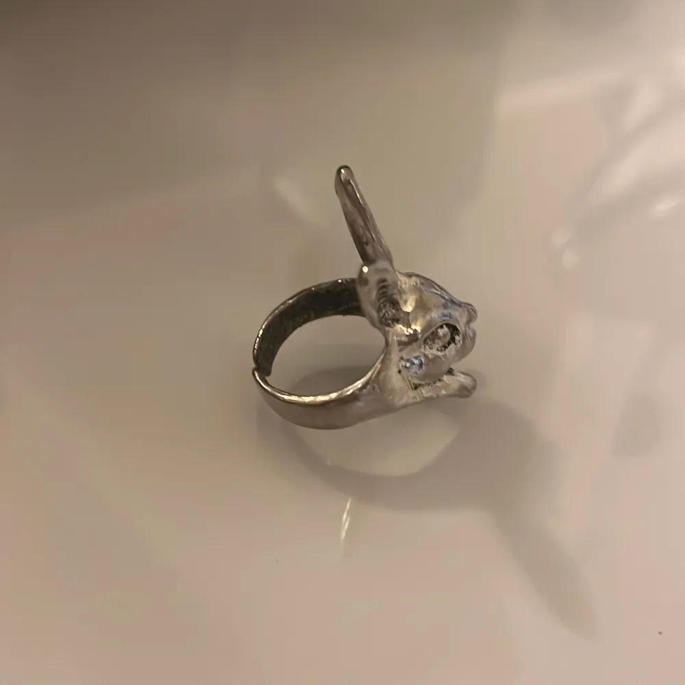 Cool och unik ring i form av en kanin, perfekt för att ge din outfit en lekfull touch. Köpt från ett uf företag. Den har tappat färgen lite men inget man tänker på, de sista bilden!. Accessoarer.