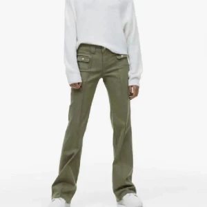 Gröna jeans hm  - Lågmidjade utsvängda jeans från hm, säljer då de helt enkelt inte kommer till användning längre ☺️ Har inga defekter, skriv privat för egna bilder