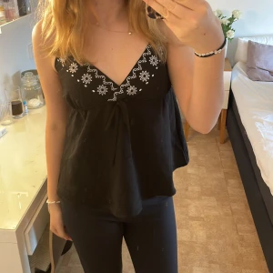 Linne - Svart linne med vita konturer, från shein, bra skick, användt 3 gånger ungefär, säljer för de inte används