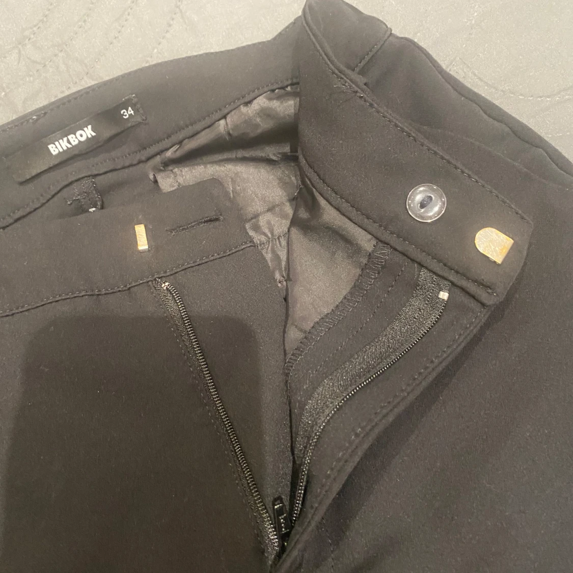 Svarta kostymbyxor från BikBok - 90