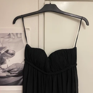 Svart långklänning från Aspeed - Jättefin svart långklänning från Aspeed i storlek XS. Axelbandslös och med flätad detalj vid bysten. Knappt använd🖤✨ Längden funkar  bra på mig som är 175cm