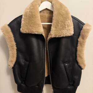 Mango faux fur väst - Snygg väst. Aldrig använd. Passar S-L. 