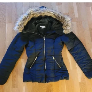 Jacka - Jättemjuk jacka från H&M. Info om material finns på sista bilden, luvan är av fuskpäls. Inga defekter. Perfekt nu till kylan! Kan fraktas, men köparen står för frakten 💕