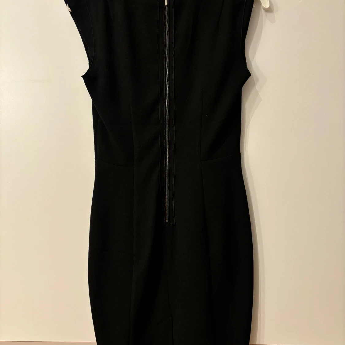 Svart klänning med v-ringning - 90