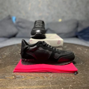 VALENTINO GARAVANI  - Tjena, säljer dessa valentino GARAVANI använt fyra gånger skorna är sprillans färg 🖤 storlek 43 passar bra jätte fint skick pris diskuteras alltid vid snabb köp OBS vill ha mer bilder dm 